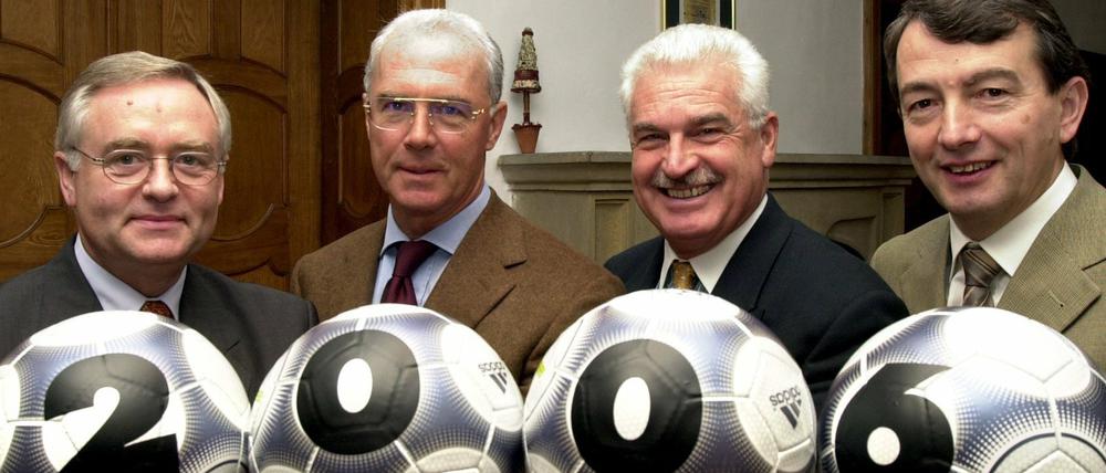 Die Mitglieder des Organisationskomitees der Fußball-WM 2006 Horst R. Schmidt, Franz Beckenbauer, Fedor Radmann und Wolfgang Niersbach (v.l.) im Jahr 2000 