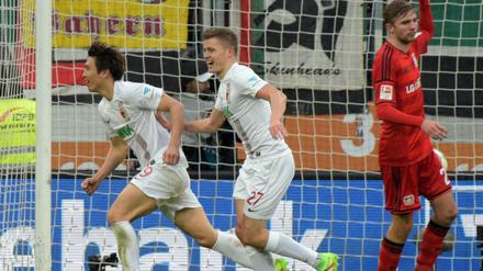 Augsburgs Ja-Cheol Koo (l) und Alfred Finnbogason jubeln nach dem 3:0.