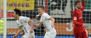 Augsburgs Ja-Cheol Koo (l) und Alfred Finnbogason jubeln nach dem 3:0.