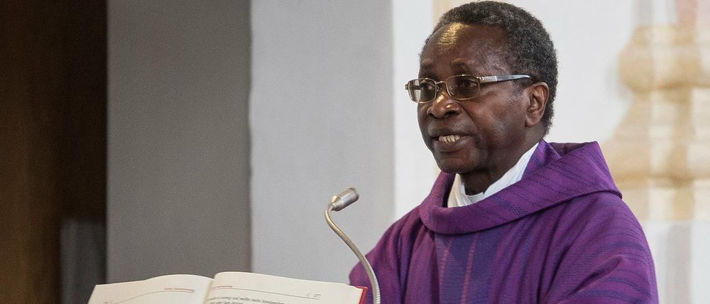 Der Pfarrer Olivier Ndjimbi-Tshiende hat um Verständnis für seinen Rücktritt nach rassistischen Beschimpfungen und Morddrohungen gebeten.