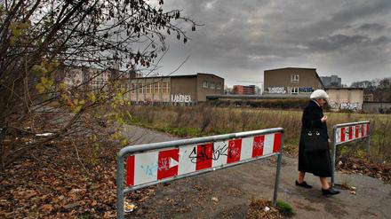 Auf dem Grundstück an der Stallschreiberstraße verlief früher die Mauer. Seit der Wende liegt die Fläche brach. Dieses Foto entstand 2009. Inzwischen wurde ein kleiner Teil der Brache mit Wohnungen bebaut.