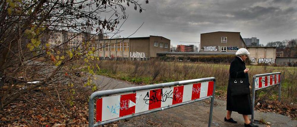 Auf dem Grundstück an der Stallschreiberstraße verlief früher die Mauer. Seit der Wende liegt die Fläche brach. Dieses Foto entstand 2009. Inzwischen wurde ein kleiner Teil der Brache mit Wohnungen bebaut.