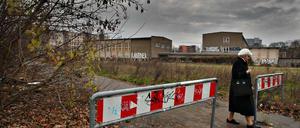 Auf dem Grundstück an der Stallschreiberstraße verlief früher die Mauer. Seit der Wende liegt die Fläche brach. Dieses Foto entstand 2009. Inzwischen wurde ein kleiner Teil der Brache mit Wohnungen bebaut.