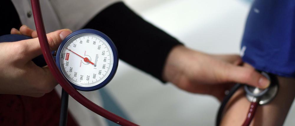 Da steigt der Blutdruck. Für Hunderttausende von Privatversicherten erhöhen sich die Beiträge ganz erheblich.