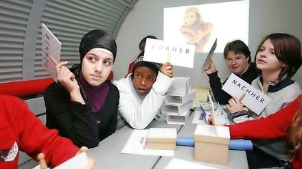 Schulkinder im Zeittunnel des Abenteuerparcours.