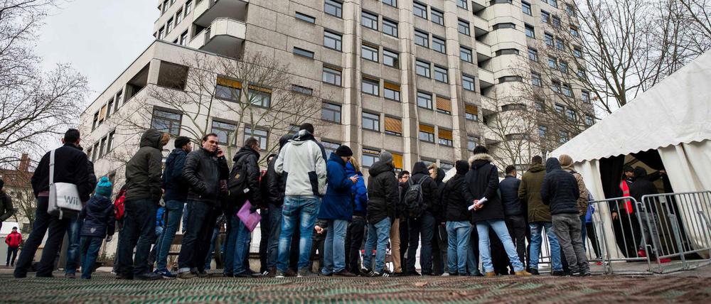Die Schlange vor dem Lageso ist mittlerweile kürzer geworden. Aber viele Baustellen bleiben noch.