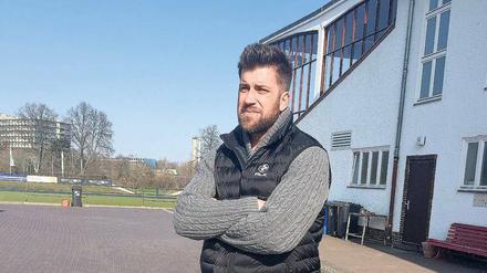 Sonnenseite. Robert Hoyzer an seinem Arbeitsort, dem Stadion Lichterfelde. 