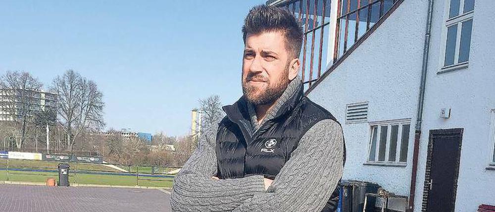 Sonnenseite. Robert Hoyzer an seinem Arbeitsort, dem Stadion Lichterfelde.