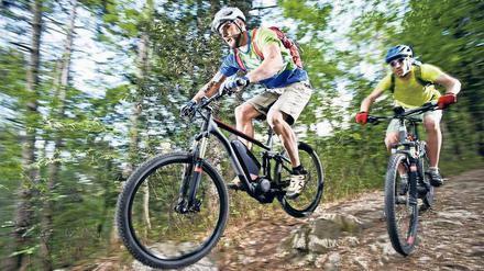 In jedem Gelände. Das Angebot an Elektrofahrrädern ist vielfältiger geworden, klobige Pedelecs gehören der Vergangenheit an. Mountainbikes und Transporträder, Designstücke und kompaktere Batterie- und Antriebstechnik ziehen mehr Käufer an. 