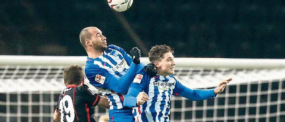 Junge Zange. Niklas Stark (r.) und John Anthony Brooks harmonieren in Herthas Abwehrzentrum, hier klären sie gegen Frankfurts David Abraham.