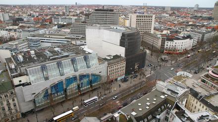 Das Nachbarhaus rechts von Karstadt und die Gebäude im Rücken des Warenhauses werden der Mall of Ku'damm zum Opfer fallen.