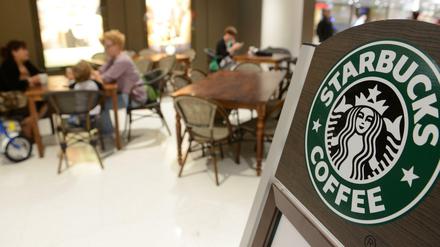 Das Logo der Cafe-Kette Starbucks Coffee in München.