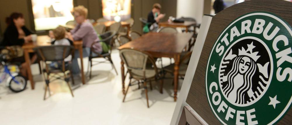 Das Logo der Cafe-Kette Starbucks Coffee in München.