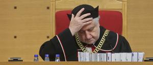 Der Vorsitzende des Verfassungsgerichts Polens, Andrzej Rzeplinski, verkündet das Urteil zur Justizreform. 