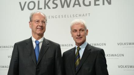 Bereits Anfang September 2015 sollen VW-Aufsichtsratschef Hans Dieter Pötsch(l.) und Konzernchef Matthias Müller über die Abgas-Affäre informiert gewesen sein, berichtet die "Bild am Sonntag". Der Automobilkonzern will sich nicht zu dem Bericht äußern. 
