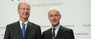 Bereits Anfang September 2015 sollen VW-Aufsichtsratschef Hans Dieter Pötsch(l.) und Konzernchef Matthias Müller über die Abgas-Affäre informiert gewesen sein, berichtet die "Bild am Sonntag". Der Automobilkonzern will sich nicht zu dem Bericht äußern. 