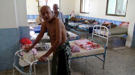 Überlebende des von Unbekannten verübten tödlichen Attentates auf ein von Mutter-Teresa-Schwestern betriebenen Seniorenheim in Aden halten sich in einem Raum auf. 