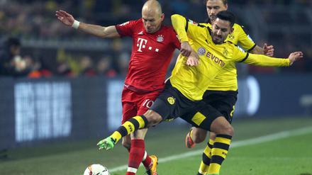Lauftechnik gegen Strecktechnik. Arjen Robben (li.) im Duell mit Ilkay Gündogan. 