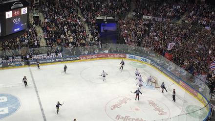 Hände hoch! Sieg gegen Mannheim und Tabellenplatz zwei für die Eisbären.
