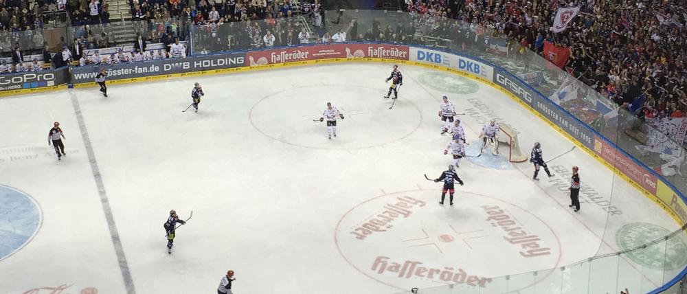 Hände hoch! Sieg gegen Mannheim und Tabellenplatz zwei für die Eisbären.