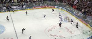 Hände hoch! Sieg gegen Mannheim und Tabellenplatz zwei für die Eisbären.