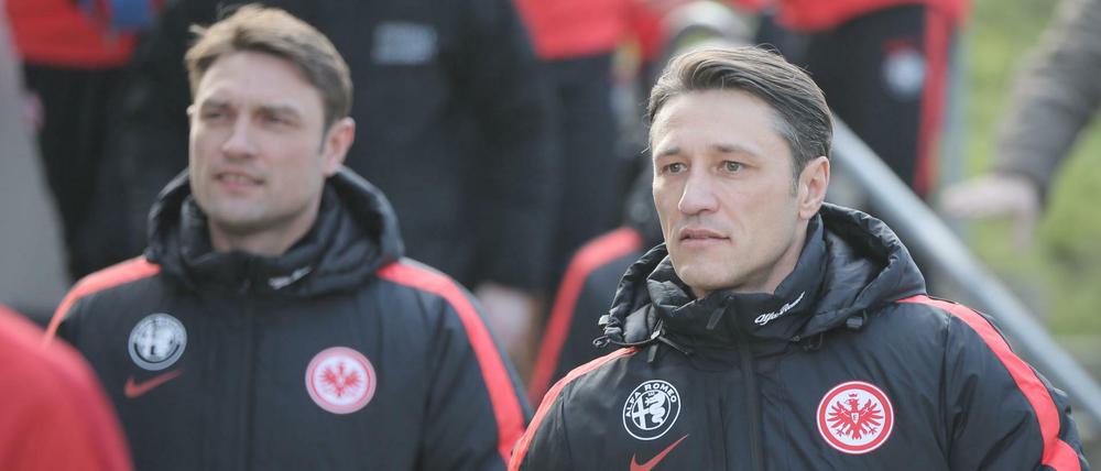 Der neue Trainer von Eintracht Frankfurt, Niko Kovac (r.) debütiert mit Assistent und Bruder Robert in Mönchengladbach.