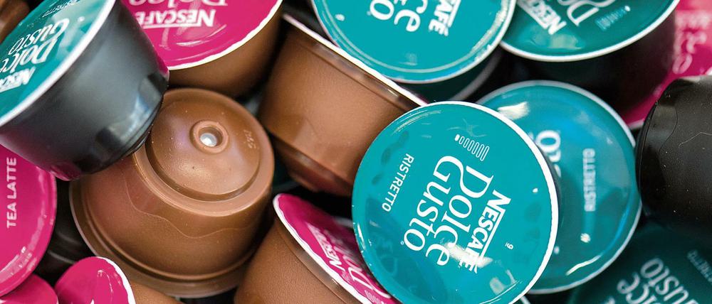 Fast drei Milliarden Kaffeekapseln wurden 2014 in Deutschland verbraucht - und damit ein Müllberg von etwa 5000 Tonnen Aluminium und Plastik, sagen die grünen. Sie wollen den Verbrauch von Kaffeekapseln jetzt eindämmen.