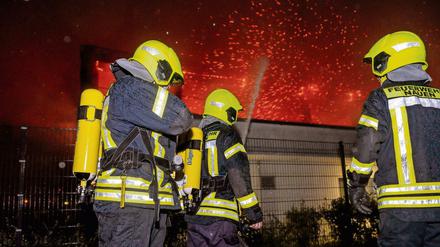 Am 25. August 2015 wurde die Sporthalle in Nauen in Brand gesetzt. Die Feuerwehr konnte nicht verhindern, dass die Halle komplett ausbrannte.