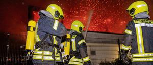 Am 25. August 2015 wurde die Sporthalle in Nauen in Brand gesetzt. Die Feuerwehr konnte nicht verhindern, dass die Halle komplett ausbrannte.