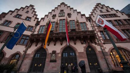 Das zur Kommunalwahl mit Fahnen geschmückte Rathaus Römer in Frankfurt am Main.