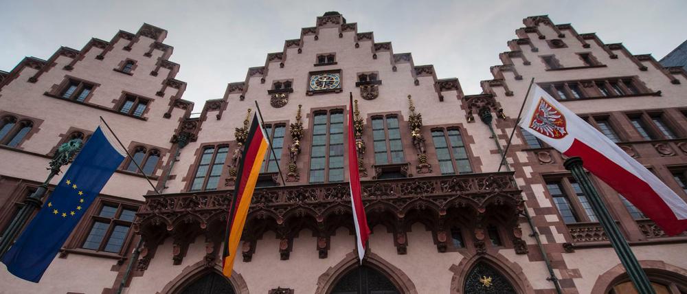 Das zur Kommunalwahl mit Fahnen geschmückte Rathaus Römer in Frankfurt am Main.
