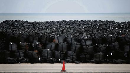 In Fukushima stapeln sich fünf Jahre nach dem Unglück Müllsäcke, die mit kontaminierter Erde gefüllt sind. 16 000 solcher Zwischenlager gibt es derzeit. 