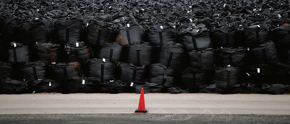 In Fukushima stapeln sich fünf Jahre nach dem Unglück Müllsäcke, die mit kontaminierter Erde gefüllt sind. 16 000 solcher Zwischenlager gibt es derzeit.