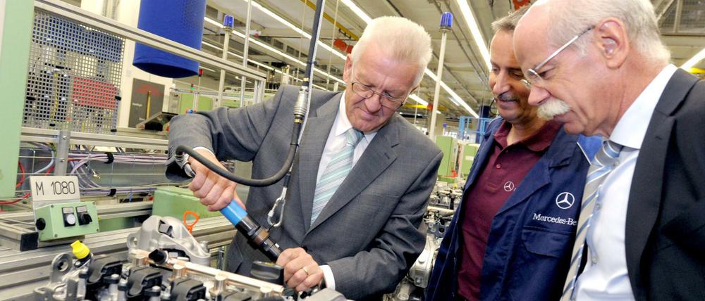 Der baden-württembergische Ministerpräsident Winfried Kretschmann bei einem Besuch im im Mercedes-Benz-Werk Untertürkheim