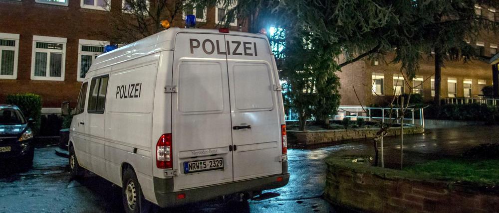 Ein Polizeiwagen steht am Sonntag vor dem St. Franziskus-Hospital in Köln-Ehrenfeld (Nordrhein-Westfalen). Nach Angaben von Polizei und Staatsanwaltschaft fanden Rettungskräfte im Innenhof der Klinik einen toten 59 Jahre alten Mann und eine gleichaltrige, schwer verletzte Frau.