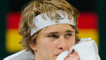 Deutschlands Alexander Zverev sitzt enttäuscht auf der Bank.