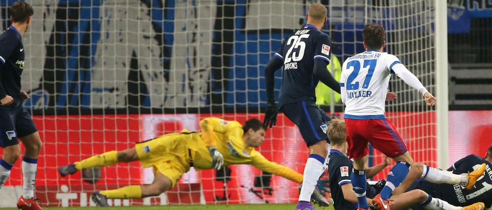 Hamburgs Nicolai Müller (r) trifft zum 1:0.