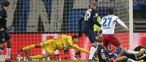 Hamburgs Nicolai Müller (r) trifft zum 1:0. 