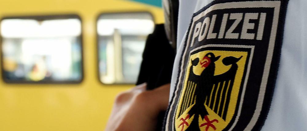 Ein Beamter der Bundespolizei im Hauptbahnhof von Hannover (Archivbild).