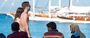 Ferien und Flucht. Auf der griechischen Insel Kos treffen Urlauber auf Geflüchtete. Das beeinflusst die Buchungen.