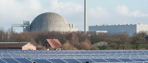 Ein kleiner Solarpark liegt an der Zubringerstraße zum Atomkraftwerk Unterweser in Esensham (Niedersachsen). Das Kraftwerk ist nach der Atomkatastrophe in Fukushima 2011 stillgelegt worden. 