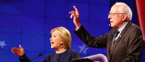 Die demokratischen US-Präsidentschaftsbewerber Hillary Clinton (links) und Bernie Sanders 