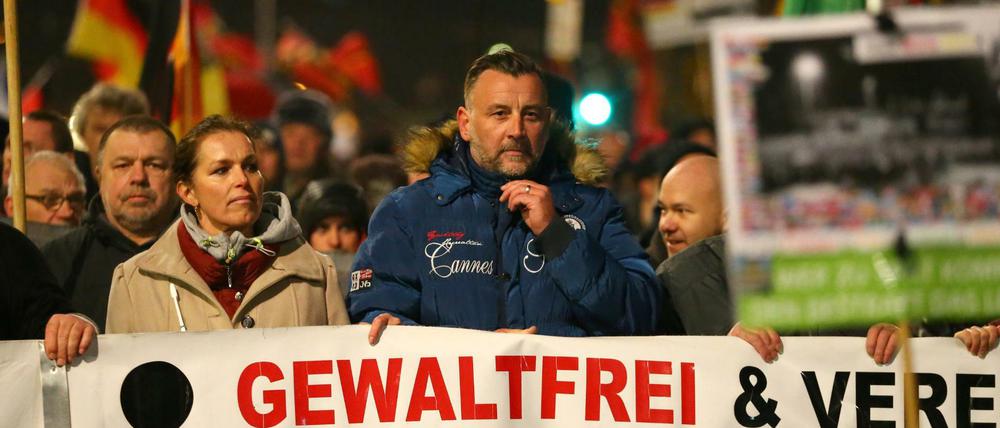 Der Chef des islamfeindlichen Pegida-Bündnisses, Lutz Bachmann (M) und Tatjana Festerling (l) von Pegida, marschieren bei einer Kundgebung des ebenfalls islamfeindlichen Legida-Bündnisses am 07.03.2016 in Leipzig (Sachsen). 