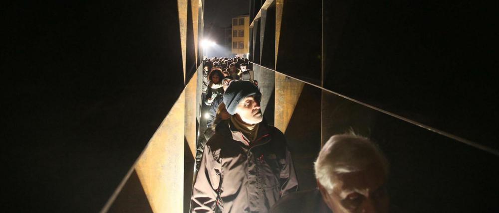 Das Holocaust-Denkmal in Bologna. Es wurde am 27. Januar 2016 eingeweiht. In der Nähe von Bologna verübte die deutsche Wehrmacht im 2. Weltkrieg Massaker an der Zivilbevölkerung. Ein in Italien verurteilter Kriegsverbrecher wurde derweil in Deutschland geehrt.