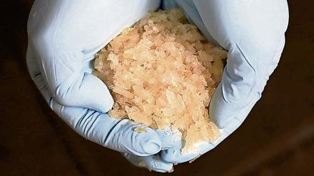 Handvoll Gefahr. Crystal Meth macht extrem abhängig.
