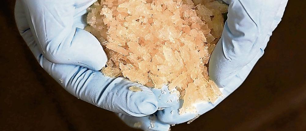 Handvoll Gefahr. Crystal Meth macht extrem abhängig.