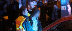 Ein Mann wird am 01.01.2016 in Köln am Hauptbahnhof von Polizeibeamten abgeführt. Welcher Nationalität?
