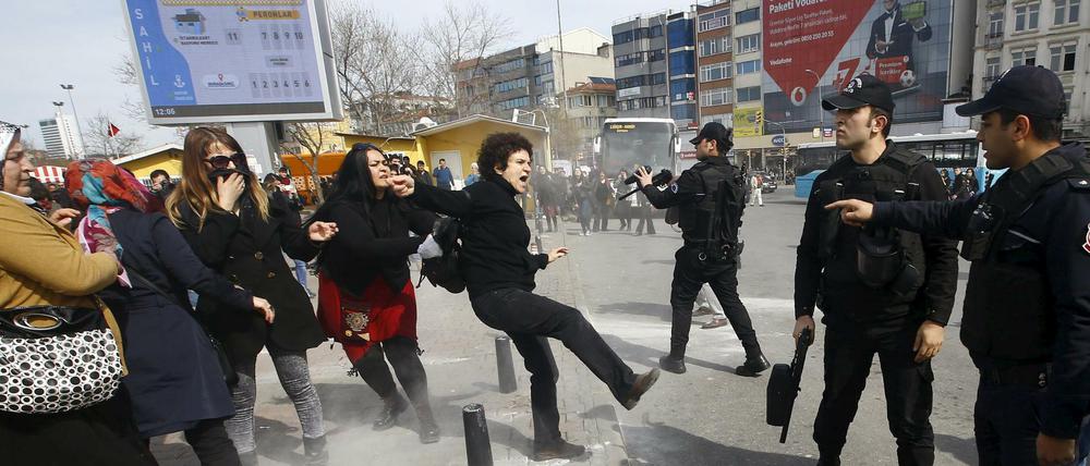 In Istanbul ist die Polizei gewaltsam gegen demonstrierende Frauen vorgegangen.