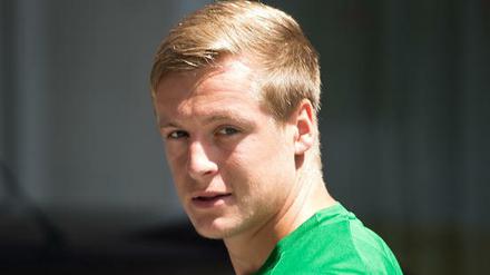Kein Fußball, nur Handy. Felix Kroos fehlt Union mehrere Wochen.