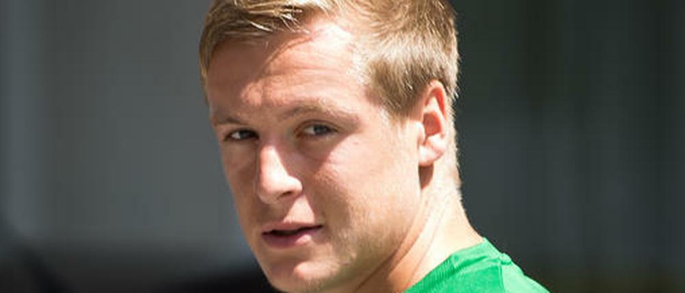 Kein Fußball, nur Handy. Felix Kroos fehlt Union mehrere Wochen.